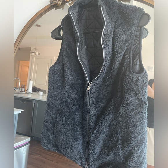 Small. Black. Free country. Reversible vest. Polyester/faux fur. - Picture 4 of 4